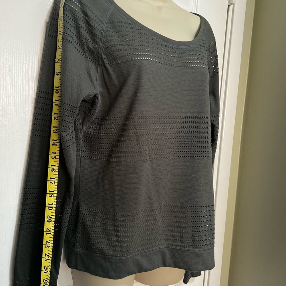 Ladies Athleta Green Long Sleeve Top unworn Size Small